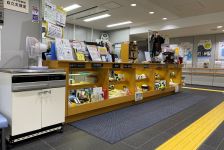 接客カウンターの全体を映した写真です。カウンターの下には商品の見本が並んでおり、手に取っていただけるようになっています。