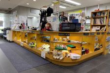 接客カウンターの全体を映した写真です。カウンターの下には商品の見本が並んでおり、手に取っていただけるようになっています。